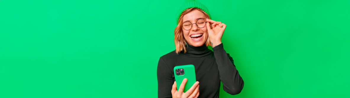 Mulher sorridente usando o celular